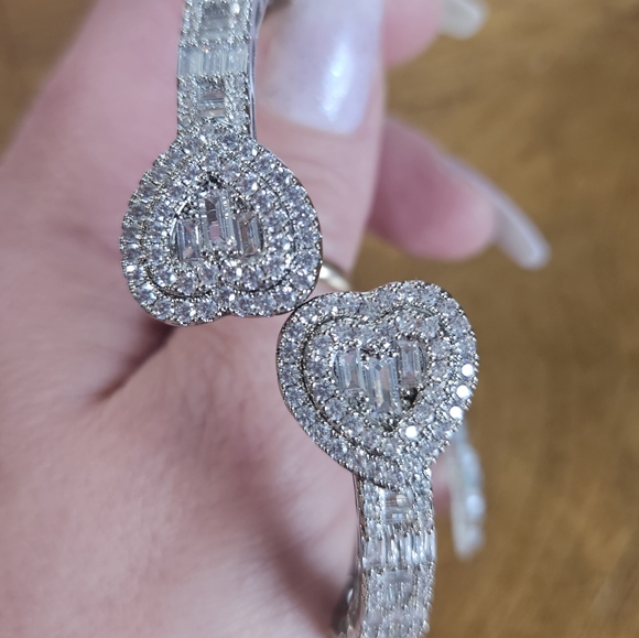 Heart cubic zirconia bangle - Picture 10 of 12